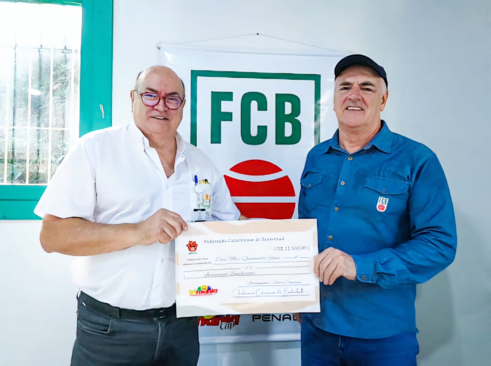 APAE recebe cheque da Federação Catarinense de Basketball - FCB